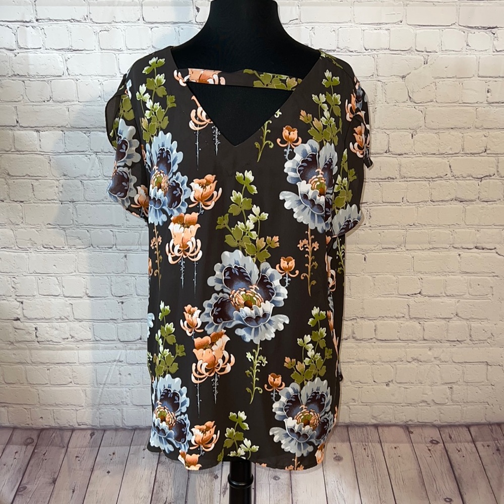 COPY - 1X V neck short flutter sleeve floral blouse.Like new condition. Light a…